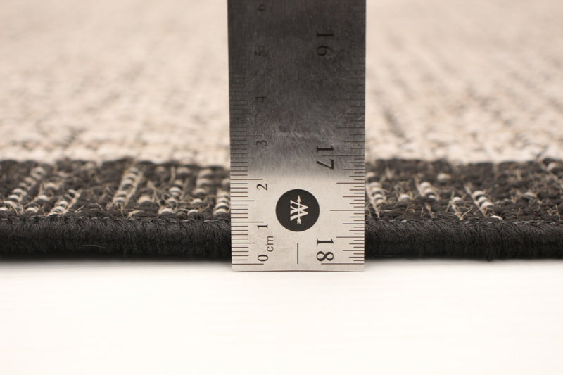 Sadie Classic Silver-Black Area Rug - 5'3\" x 7'7\"