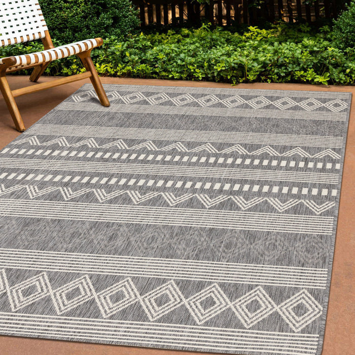 Jackson Grey White Patterned Rows Rug, 5'3\" x 7'7\" Outdoor Area Rug