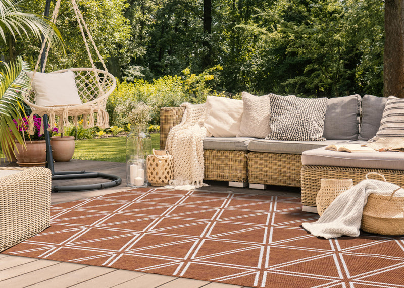 Brooke Geometric Diamond Pattern Outdoor Area Rug - 5'3\" x 7'7\"