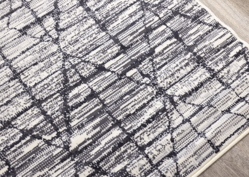 Florence Distressed Geometric Area Rug - 4'7\" x 6'7\"