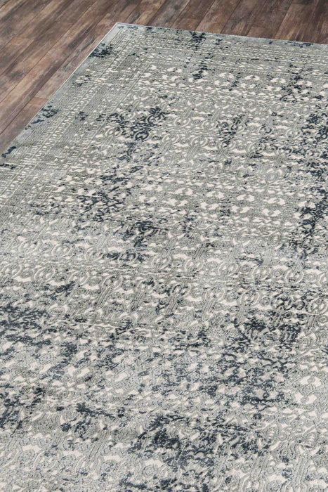 Mabel Traditional 5'1\" x 7'7\" Area Rug in Green Indoor Area Rug