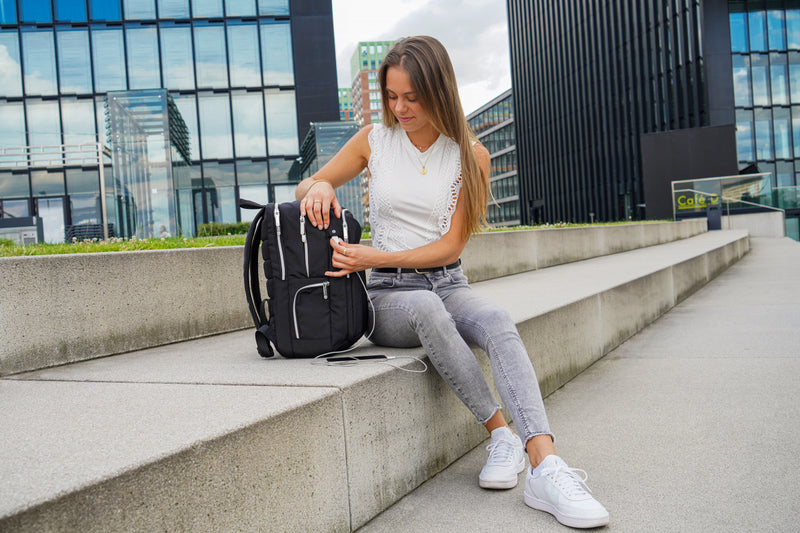 Swissdigital Design Smart Backpack KATY ROSE - Rucksack with Integrated Charging Port - Black Platinum