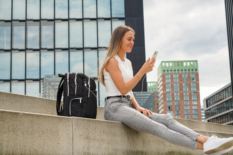 Swissdigital Design Smart Backpack KATY ROSE - Rucksack with Integrated Charging Port - Black Platinum