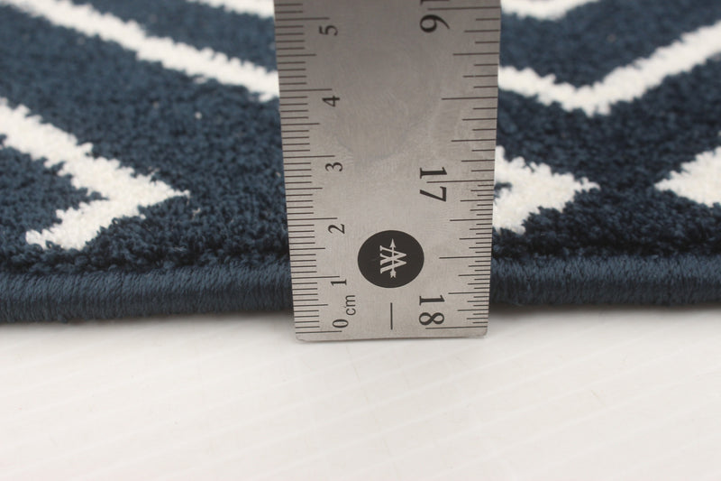 August Geod Navy-White 5'3\" x 7'3\" Area Rug